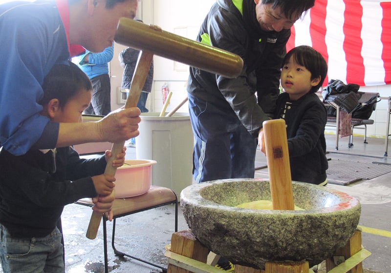 輝く舞台の裏側